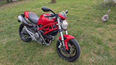 Ducati Monster 696 plus