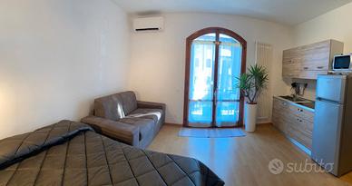 Monolocale Essenziale con Bagno e Cucina