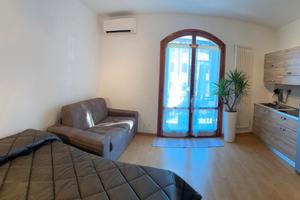 Monolocale Essenziale con Bagno e Cucina