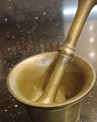 Antico mortaio in bronzo