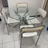 Tavolo in cristallo con sedie