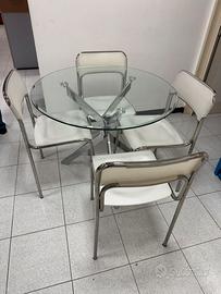 Tavolo in cristallo con sedie