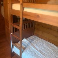 letto a castello in legno massello con materassi