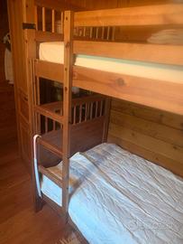 letto a castello in legno massello con materassi