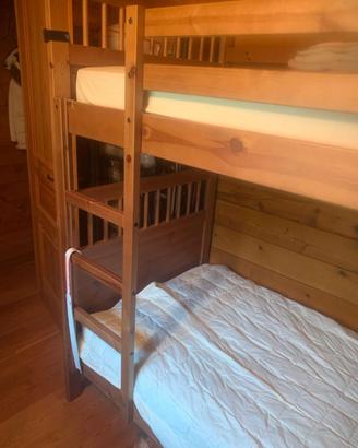 letto a castello in legno massello con materassi