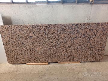 tavolino con ripiano in granito