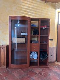 Parente attrezzata e mobile libreria/vetrina