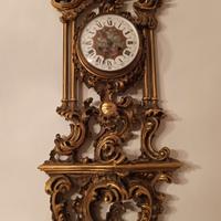 orologio a pendolo antico in legno.