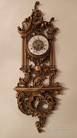 orologio a pendolo antico in legno.