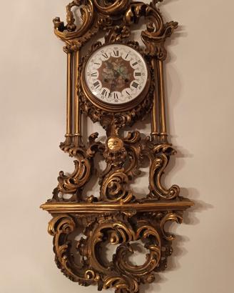 orologio a pendolo antico in legno.