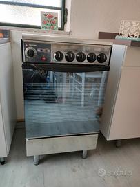 cucina con piano cottura a gas