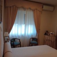 Testiera letto tenda e tavolo
