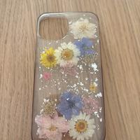 Cover iPhone 13 con fiori essiccati