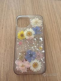 Cover iPhone 13 con fiori essiccati