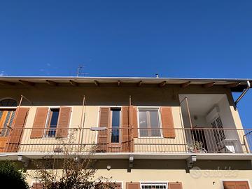 Luminosissimo primo piano con due garages