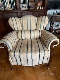 Arredamento poltrona antica ristrutturata e divano
