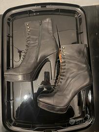 Tronchetto con stringhe nero