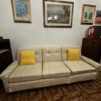 Divano 3 posti con un materasso letto singolo
