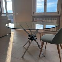 Tavolo rotondo di vetro gambe incrociate