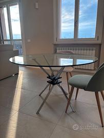 Tavolo rotondo di vetro gambe incrociate