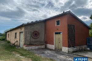 Due locali ad uso deposito