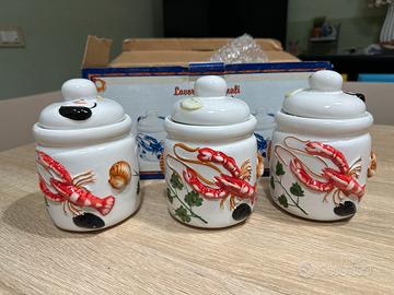 Tris barattoli in ceramica decorati con aragoste