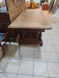 tavolo di gran dimensioni in noce