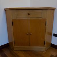 mobile ad angolo in legno.