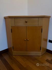 mobile ad angolo in legno.