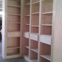 libreria in abete ad angolo ripiani cassetti segre