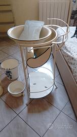 lavandino vintage con accessori 