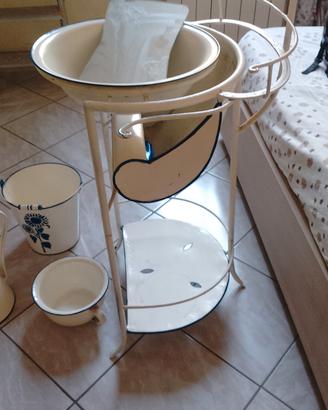 lavandino vintage con accessori 