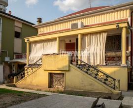 CASA INDIPENDENTE SU 4 LATI CON TAVERNA, GIARDINO