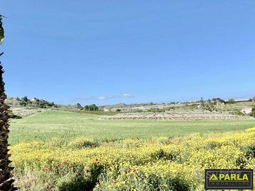 Attività / Licenza di 35620 m² con più di 5 locali