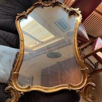 Specchio dorato in stile barocco