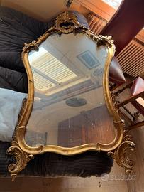 Specchio dorato in stile barocco