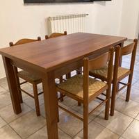 Tavolo in legno massiccio più 4 sedie impagliate