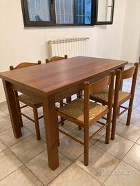 Tavolo in legno massiccio più 4 sedie impagliate