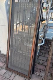 Inferiata finestra completa di telaio e zanzariera