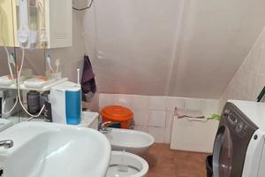 camera con bagno e cucina in comune