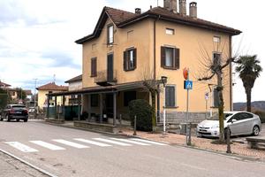 Cielo-terra con bar avviato vicino Svizzera