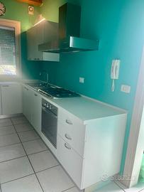 Blocco cucina completo.