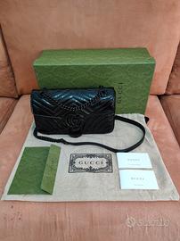 Borsa Gucci GG Marmont Small in pelle nera lucida