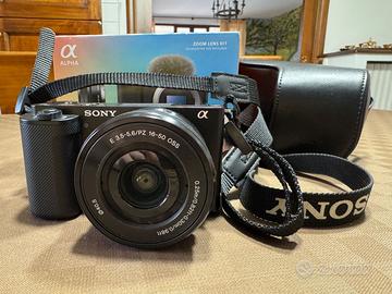 Sony ZV-E10 Kit + Grip Bluetooth (Solo 932 SCATTI)