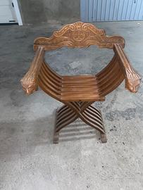 Poltrona Dantesca / Savonarola in legno intagliato