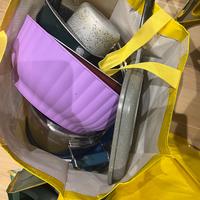 Posate, bicchieri, piatti, pentole, asciugamani