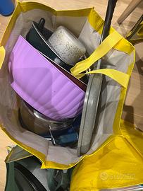 Posate, bicchieri, piatti, pentole, asciugamani