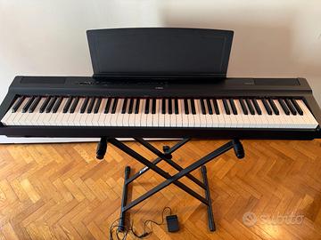 Pianoforte Yamaha P125 con stand e pedialiera