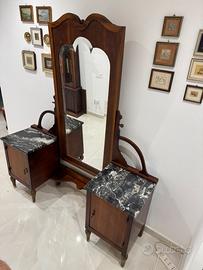 Elegante toeletta con specchio e marmi