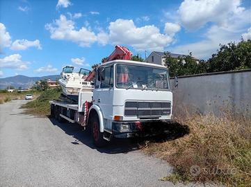 Camion con gru per trasporto barche